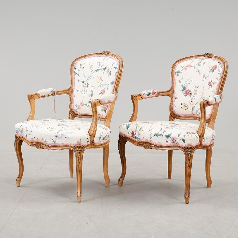 KARMSTOLAR, ett par. Louis XV-stil, 1800-tal.