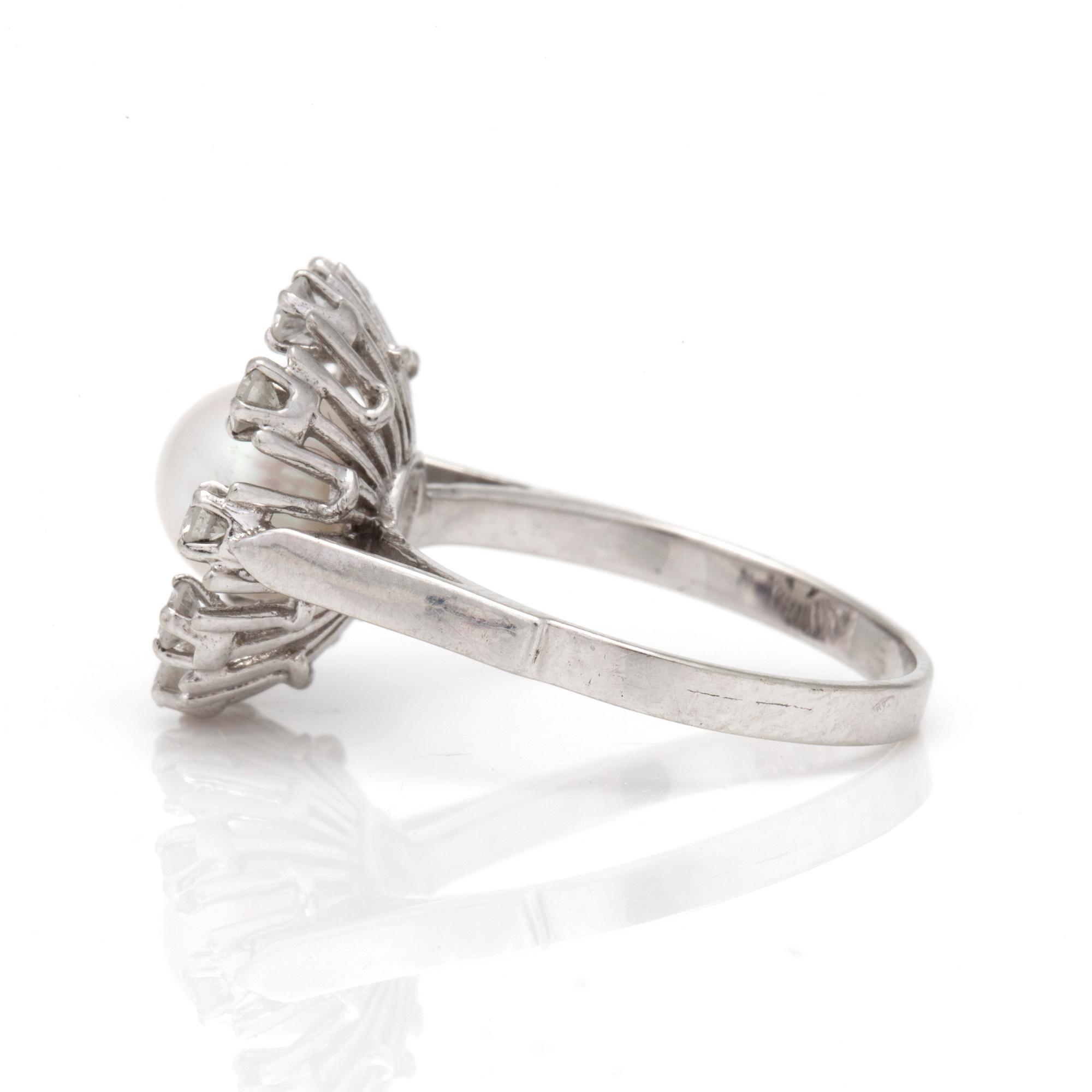 RING med odlad pärla omgivs av briljantslipade diamanter.