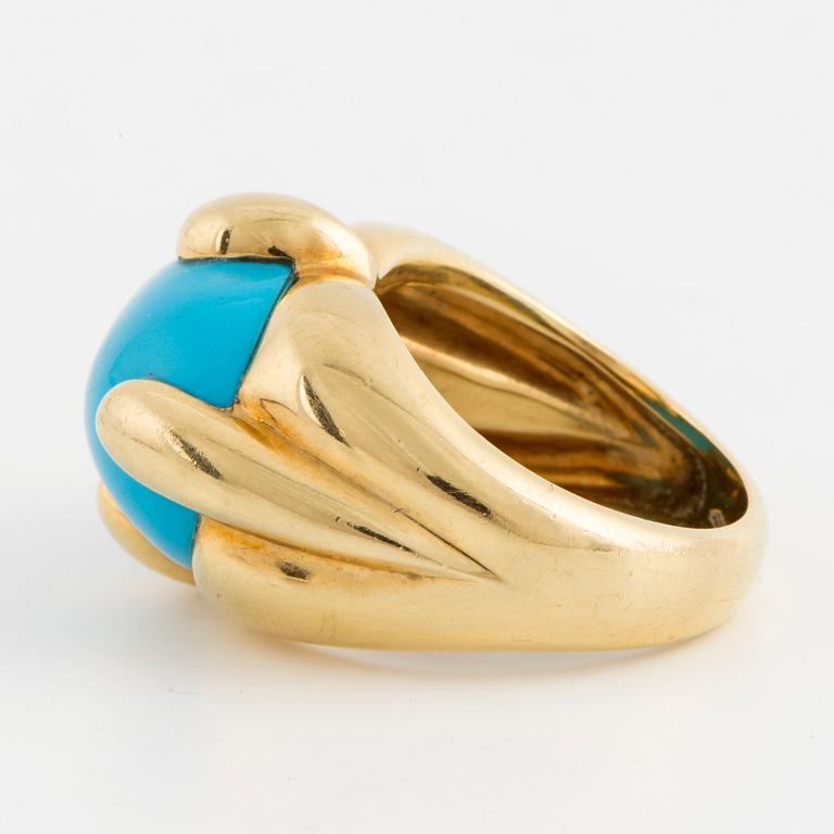 An 18K gold cabochon-cut turquoise ring.