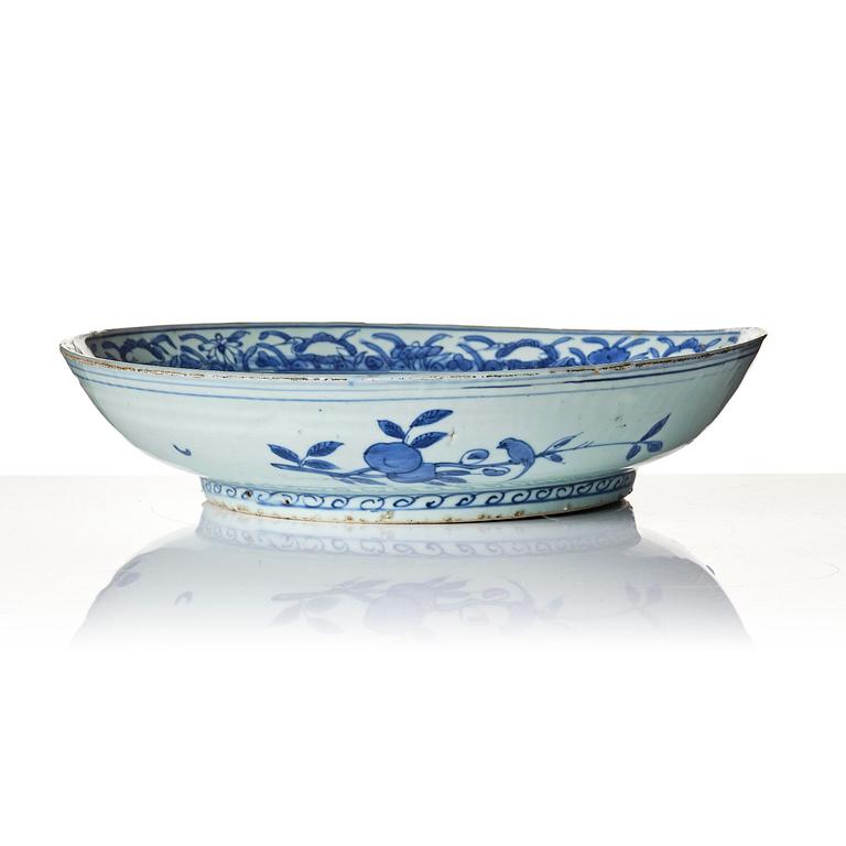 A blue and white ming dish, 16th century.