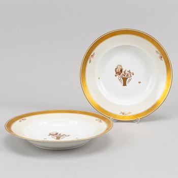 81 pieces, Royal Copenhagen , Denmark.