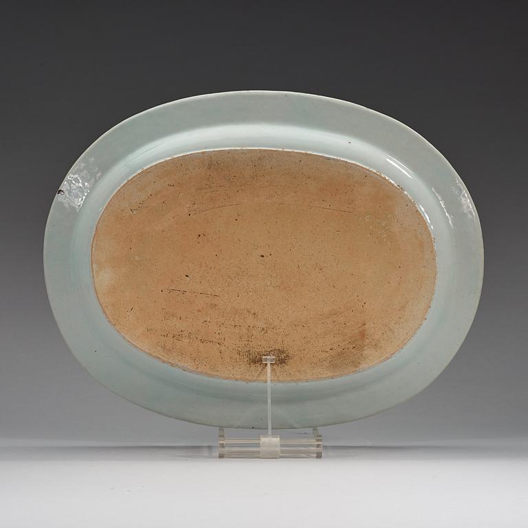 A large armorial serving dish, Qing dynasty, Qianlong (1736-95).