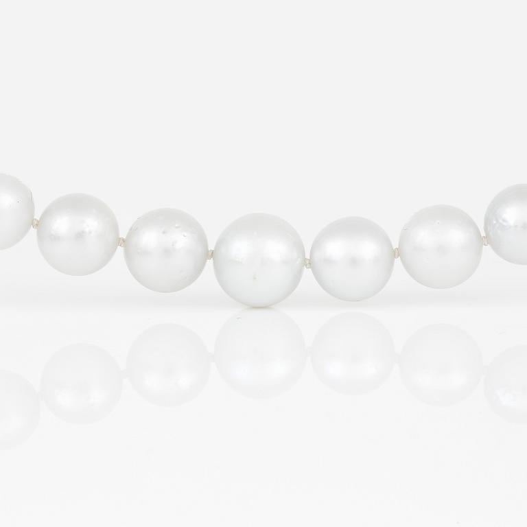 HALSBAND, med odlade 'South Sea' pärlor och rosenslipade vita safirer och diamanter.