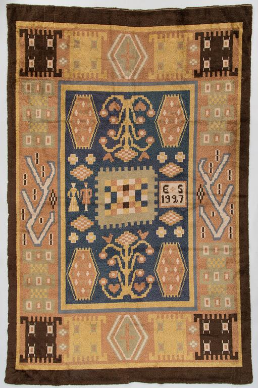 A Finnish folkart long pile ryijy-rug carpet dated 1927 after Saarijärvi model. Circa 275 x 180 cm.