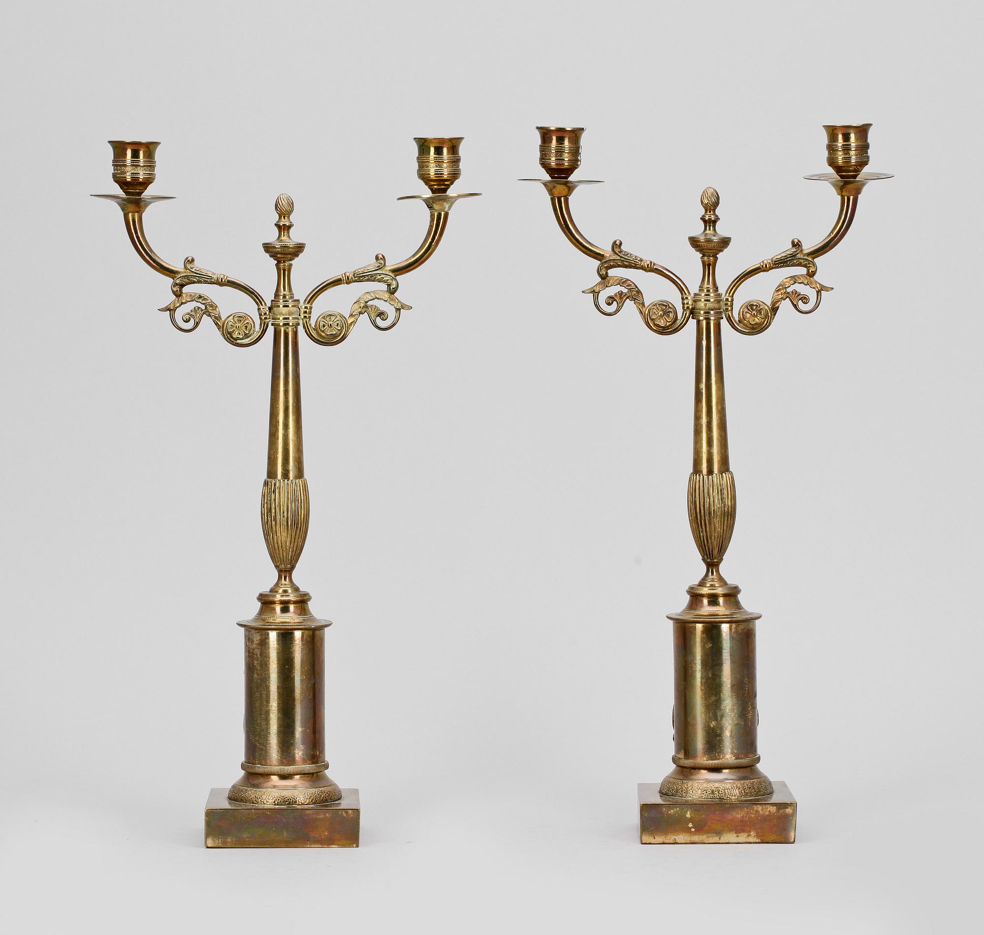 KANDELABRAR, ett par, mässing, empire, 1800-talets början.