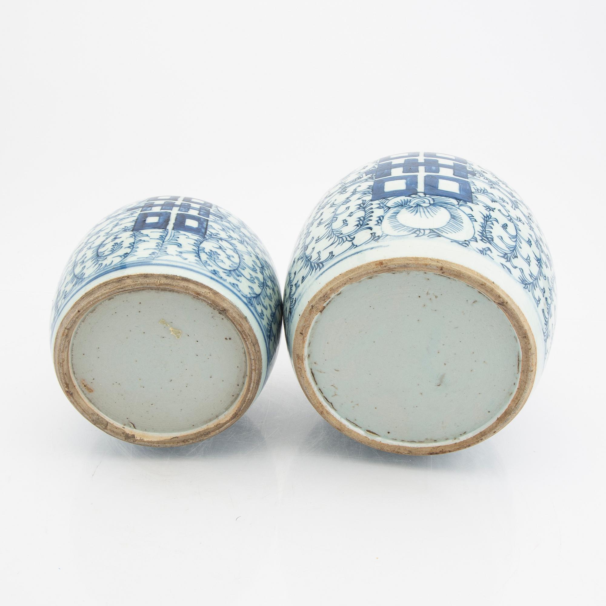 A set of two Chinese porcelan jars with lid 19th/20th century.
