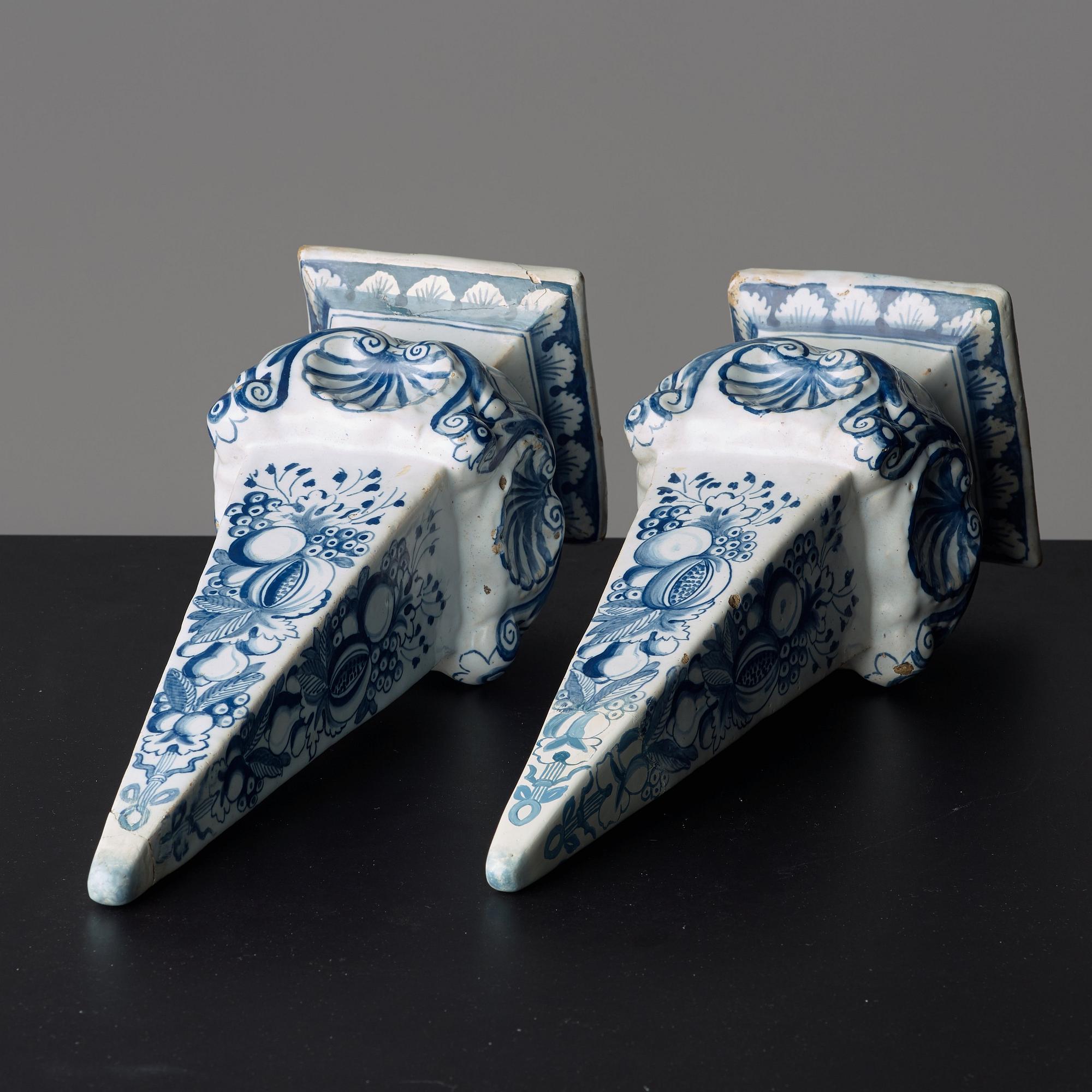 OBELISKER, ett par, fajans. Rörstrand märkta Stockholm, 1700-tal.