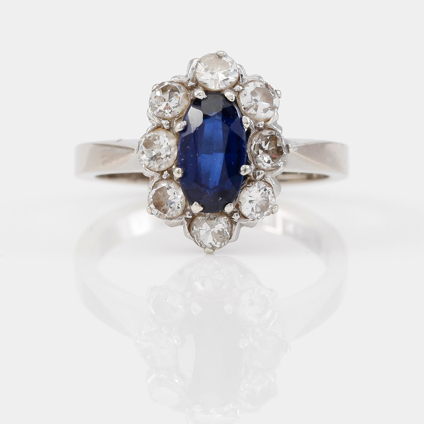 RING, 18 k vitguld, Teboon, Nyköping 1976, briljantslipade diamanter och safir. Vikt 4,1 g.