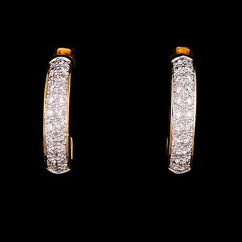 ÖRHÄNGEN, 18K guld, små diamanter. Vikt 4,3 g. Ostämplade.