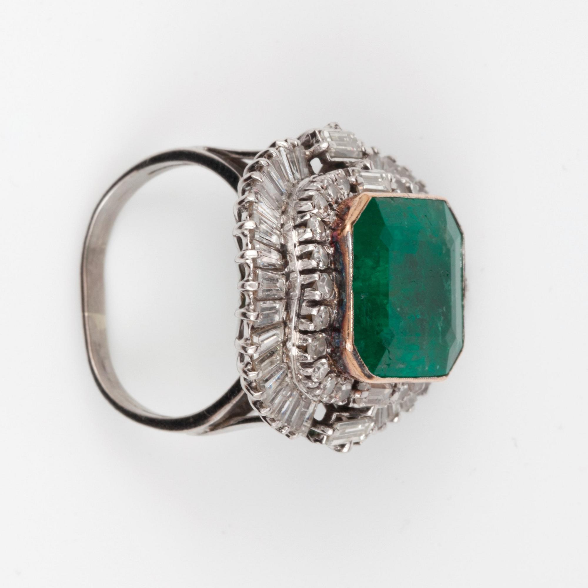 RING med smaragdslipad smaragd samt baguetteslipade diamanter.