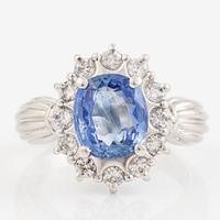Ring platinum, with a sapphire and brilliant-cut diamonds.