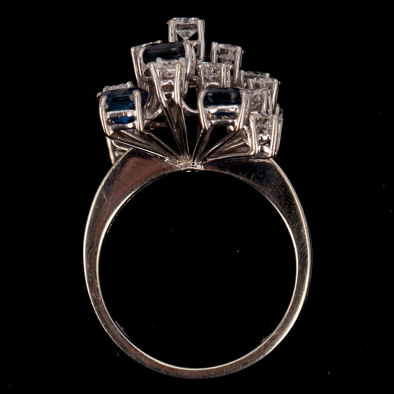 RING. Briljantslipade diamanter ca 1.50 ct. Safirer ca 1.3 ct. 18K vitguld.