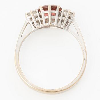 Ring 18K vitguld med turmalin och briljantslipade diamanter.