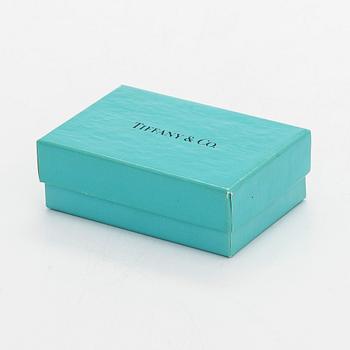 Tiffany & Co, an 18K gold twisted band ring.