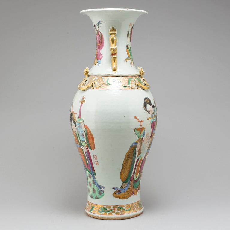 A Canton famille rose vase, Qing dynasty, circa 1900.