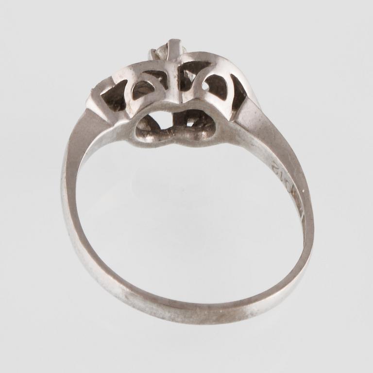 RING, 18K vitguld med briljant och åttkantslipade diamanter 0.12 ct, Gustav Dahlgren & Co, Malmö, 1974. Vikt 3,5 gram.