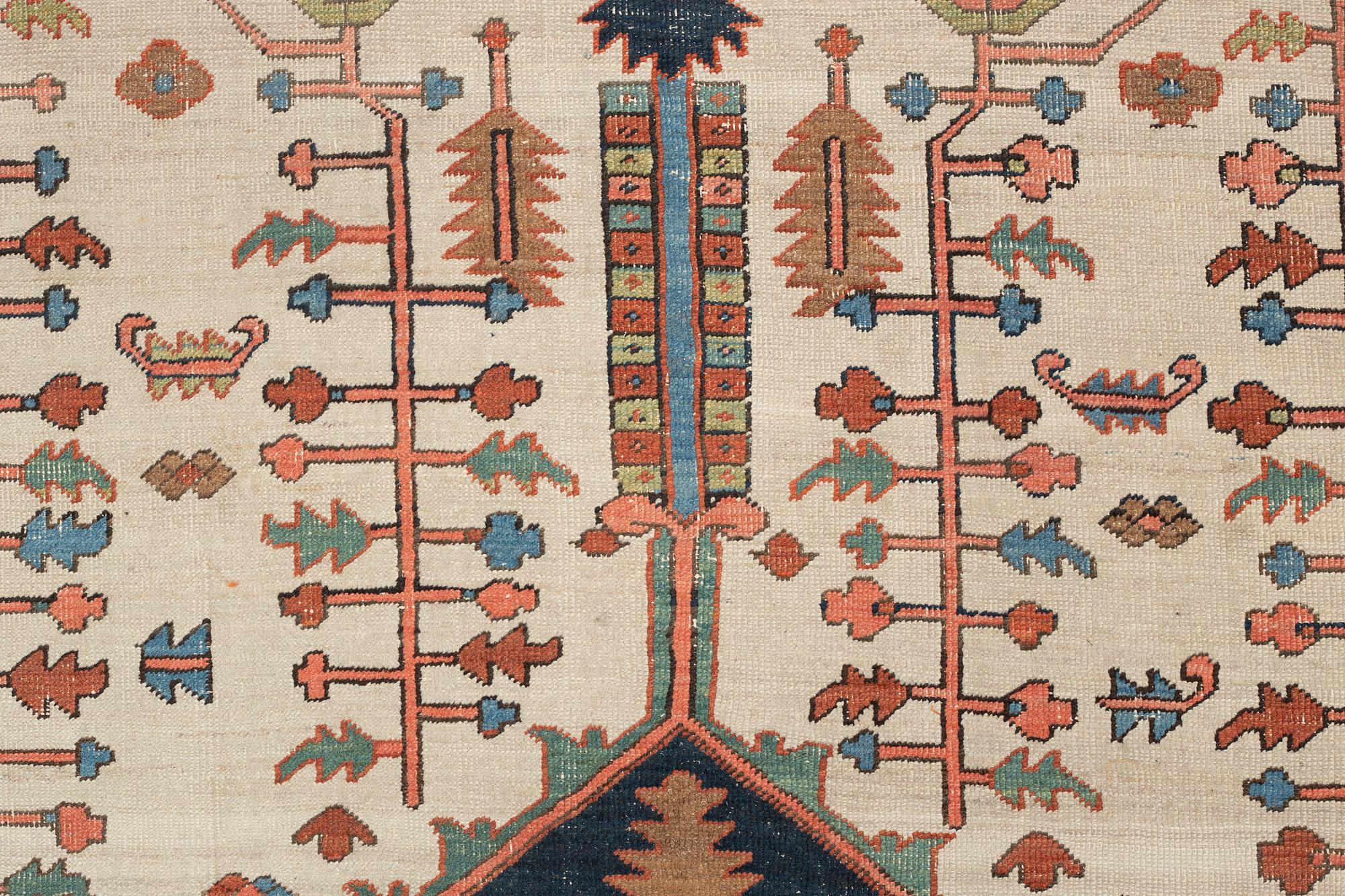 An antique Heriz Serapi carpet, ca 616 x 407 cm.