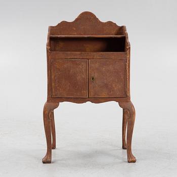 A Queen Anne style bedside table, England, 19th Century.
