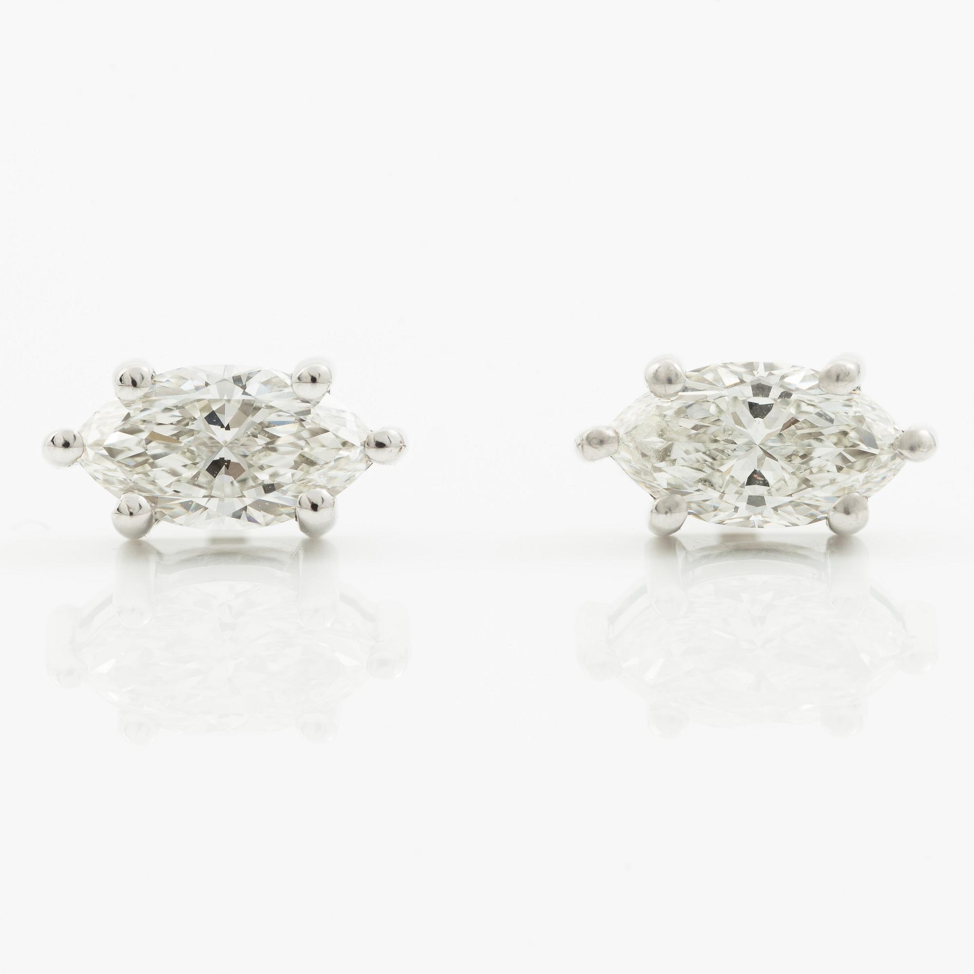 Örhängen, ett par, 18K vitguld med markisslipade diamanter, totalt 1.02 ct. Medföljande GIA dossier.