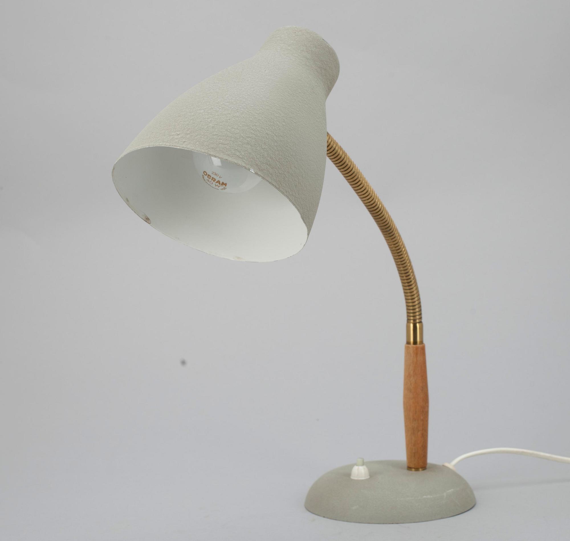 BORDSLAMPA, metall, mässing samt trä, stämplad HKA, 1900-talets mitt.