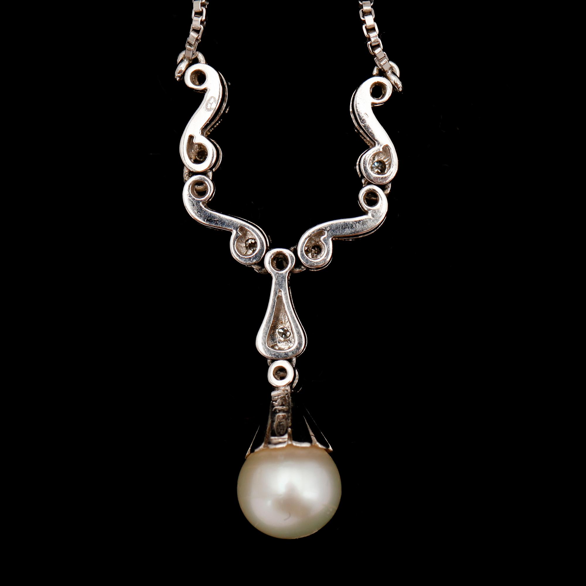 COLLIER, 18 k vitguld, med briljanter och odlad pärla. Tot vikt 9 g.