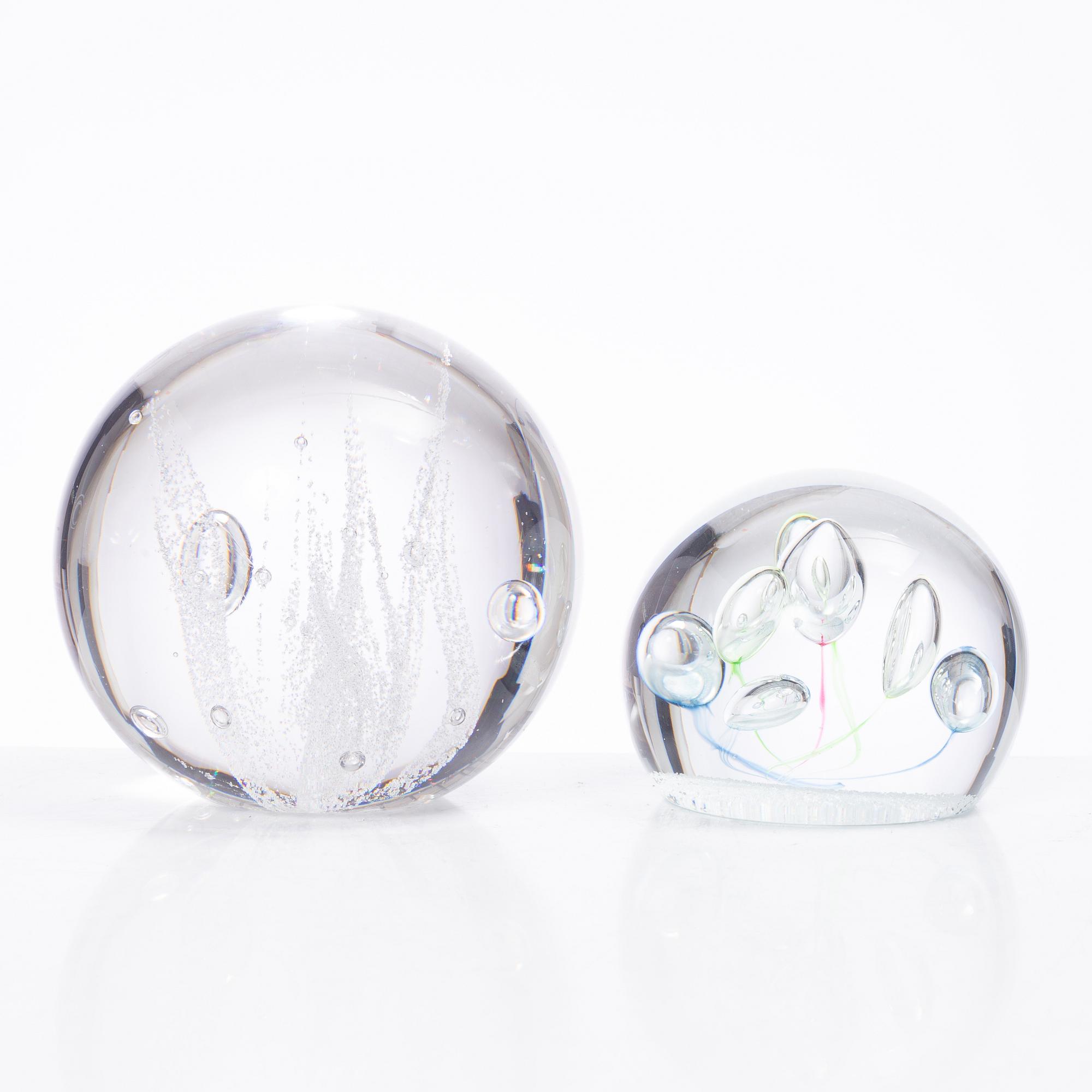 Vicke Lindstrand, Göran Wärff, Caithness of Scotland, five glass paper weights, signed.