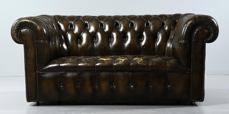 SOFFA samt FÅTÖLJ, Chesterfieldmodell, 1900-talets andra hälft.