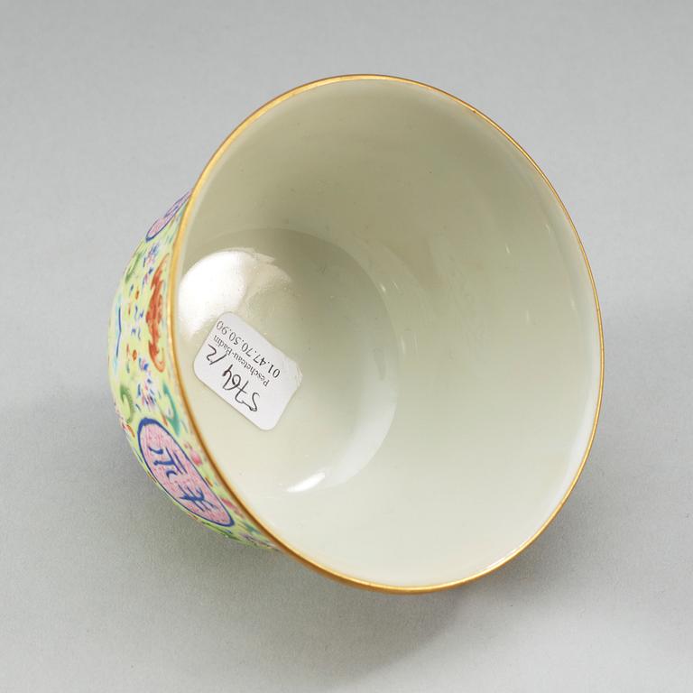A famille rose green ground bowl, Qing dynasty, with Qianlongs seal mark.