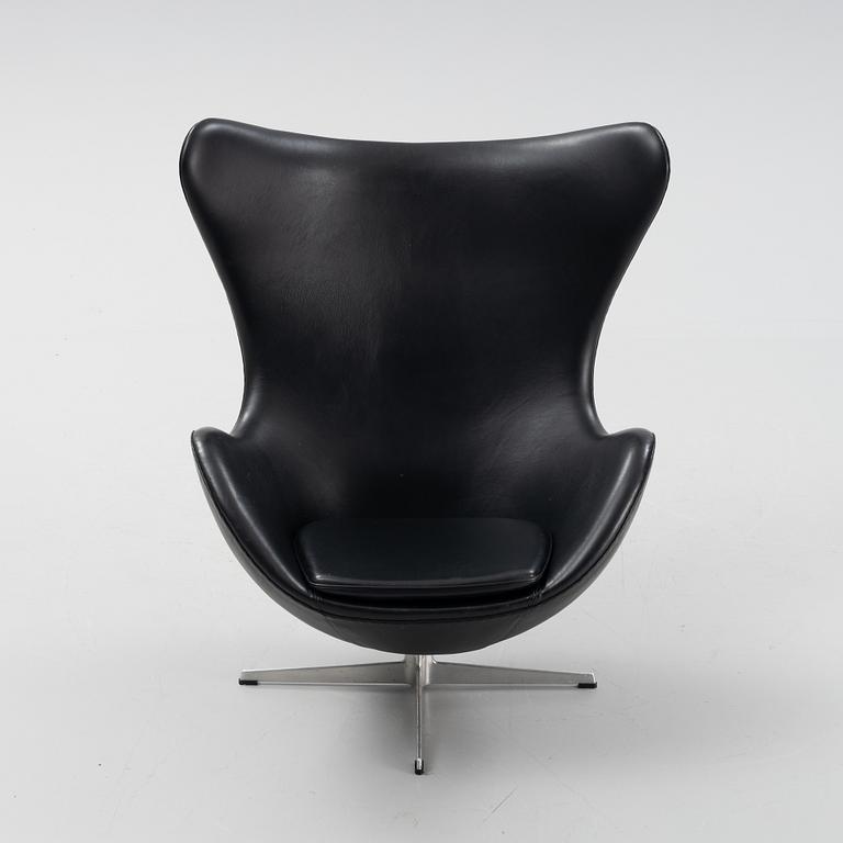Arne Jacobsen, a black leather 'Egg' lounge chair from Fritz Hansen, Denmark.