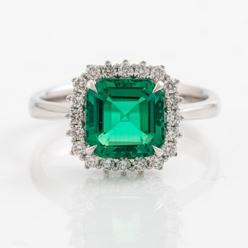 Ring 18K white gold with synthetic emerald and brilliant-cut diamonds.