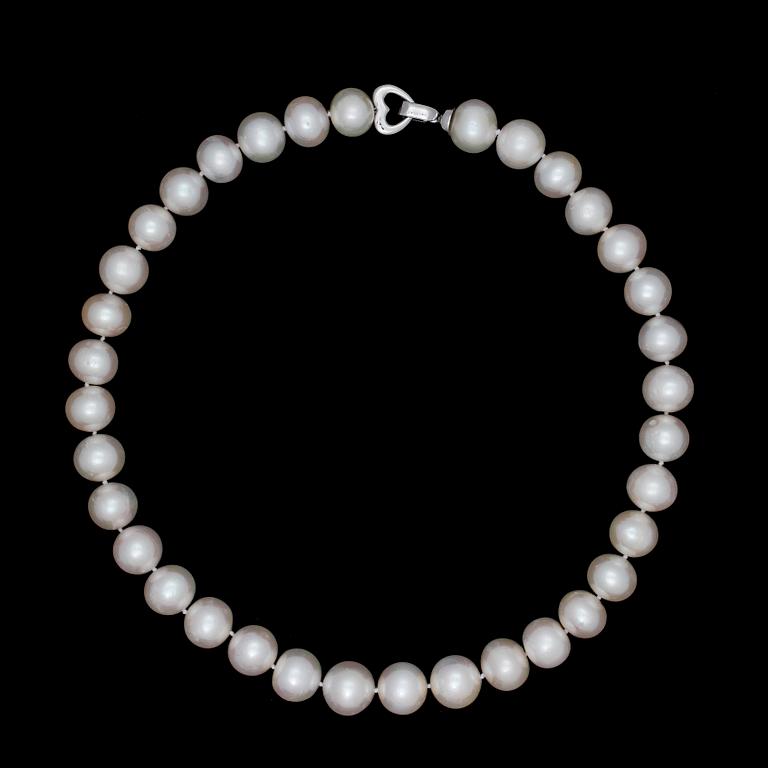 NECKLACE, cultured fresh water pearls, app. 13 mm.