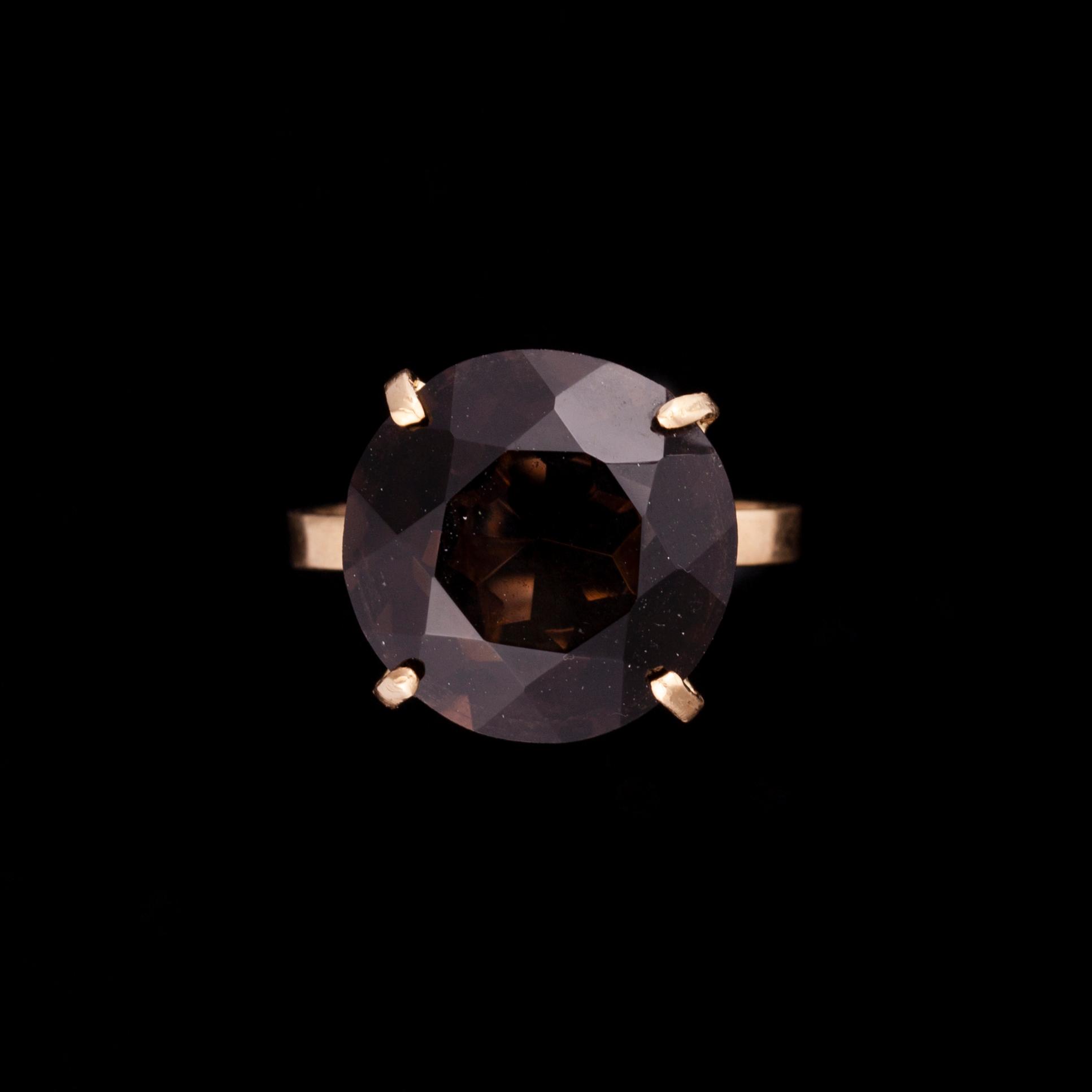 RING, guld 18K samt rökkvarts. Vikt 5,5 g.