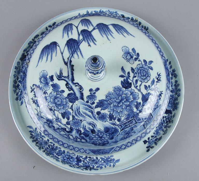 A large blue and white tureen with cover, Qing dynasty, Qianlong (1736-95).