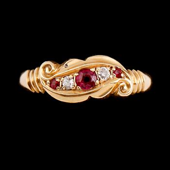 RING, 18 k guld, England 1909, med 3 röda stenar samt 2 små diamanter. Total vikt ca 2 gram.