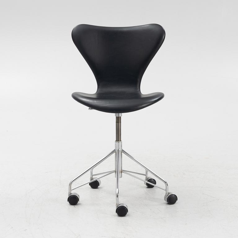 Arne Jacobsen, skrivbordsstol, "Sjuan", Fritz Hansen, Danmark, daterad 2004.