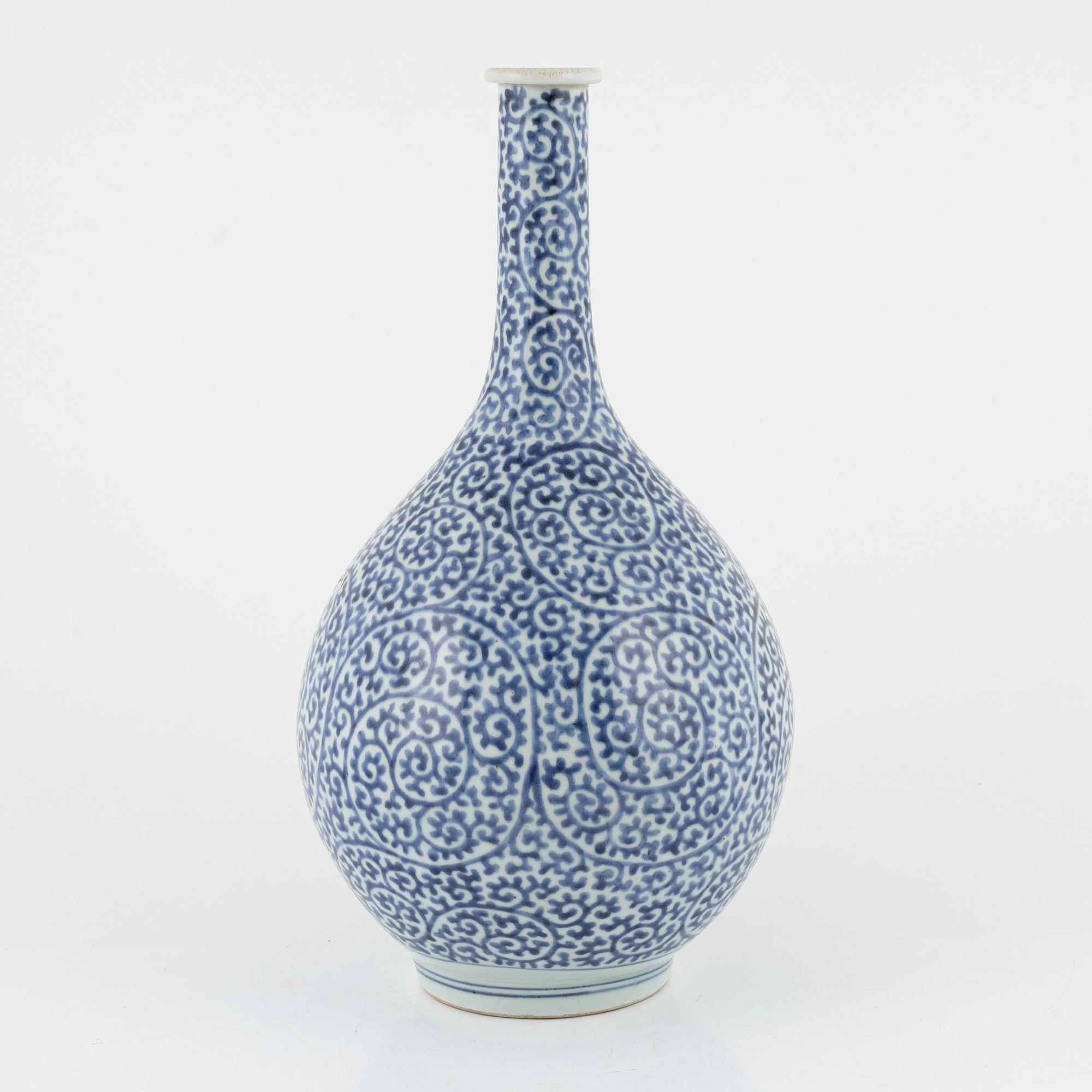 A blue and white Japanese vase, Edo period (1666-1868).