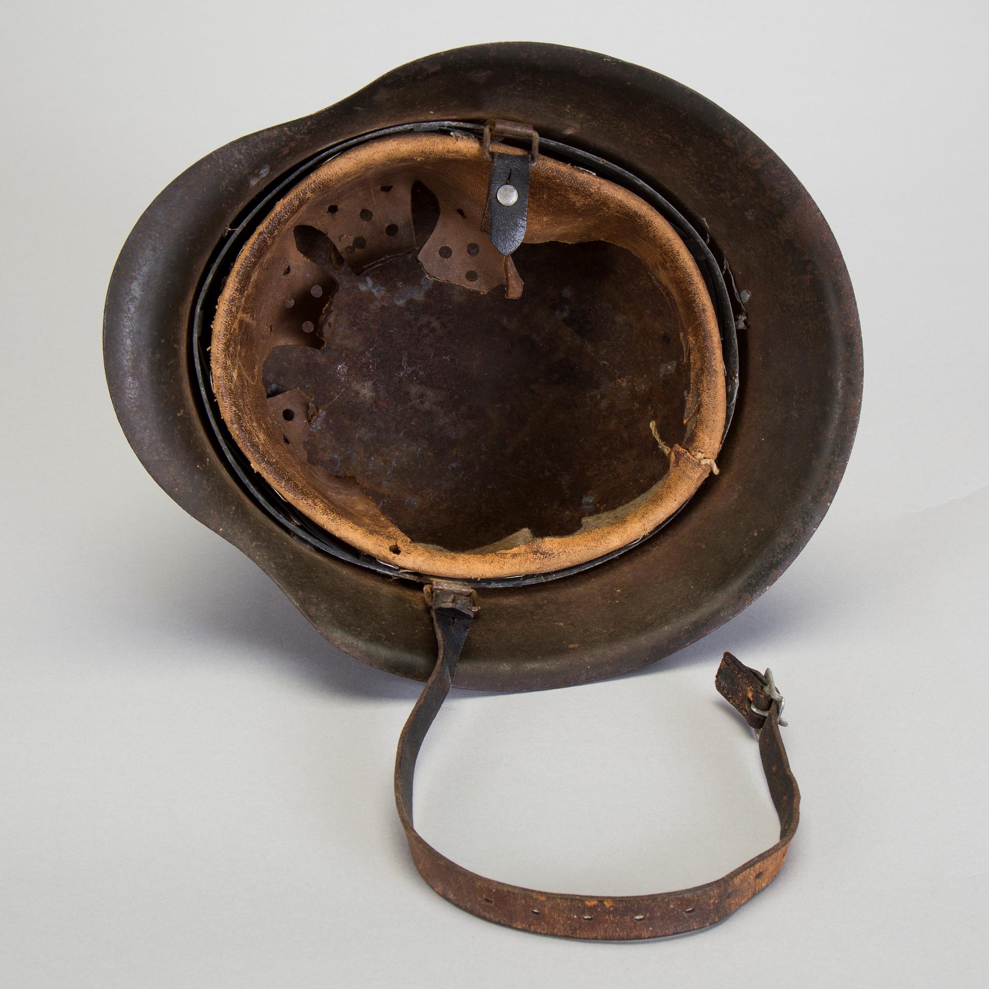 A 20TH CENTURY GERMAN MILITARY HELMET.