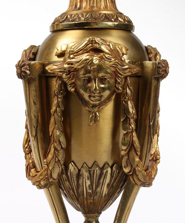 BORDSLAMPOR, ett par, empirstil, 1900-tal.