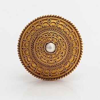 Otto Roland Mellin, An 18K gold brooch with a pearl. Helsinki 1906.