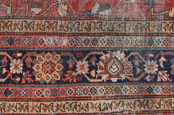 An antique/semi-antique Sarouk / Mahal carpet, c. 505 x 320 cm.