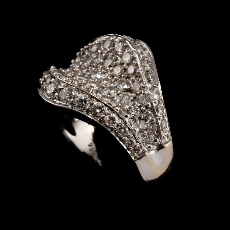 RING, 18k vitguld med briljantslipade diamanter, totalt ca 2.50 ct. Vikt 9 g.