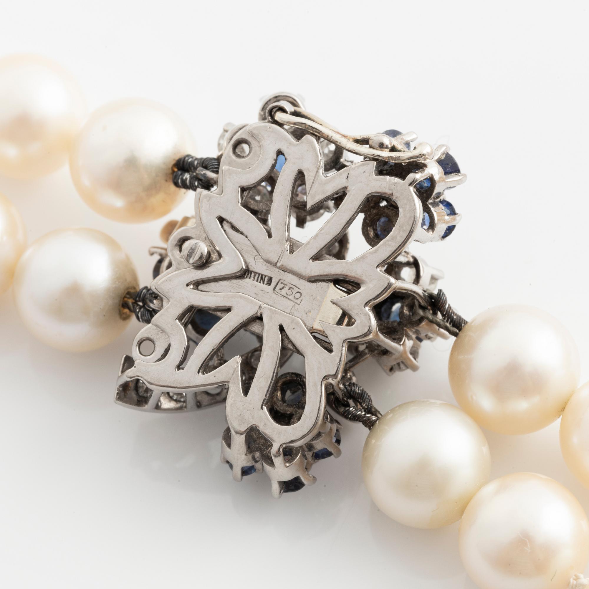 Pärlcollier, två rader odlade pärlor, lås med diamanter och safirer.