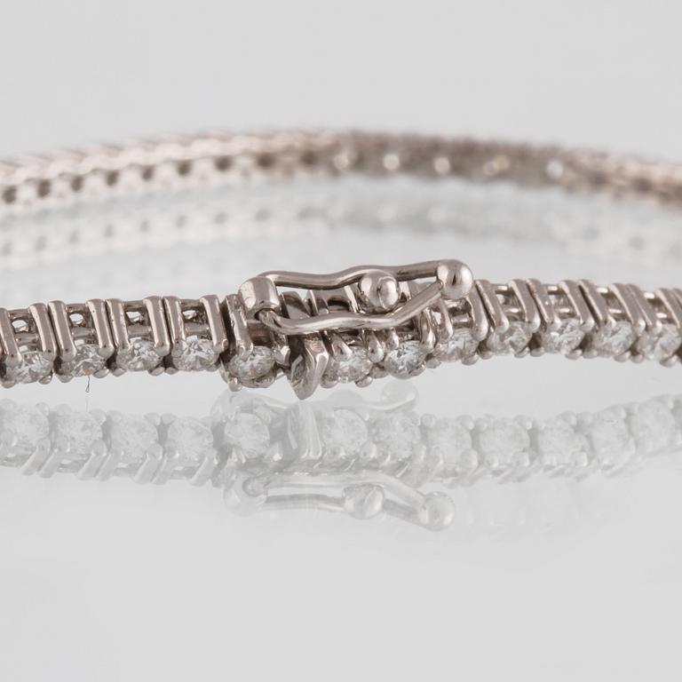 ARMBAND, 18K vitguld med briljantslipade diamanter ca 2.20 ct. Vikt 8,2 gram.
