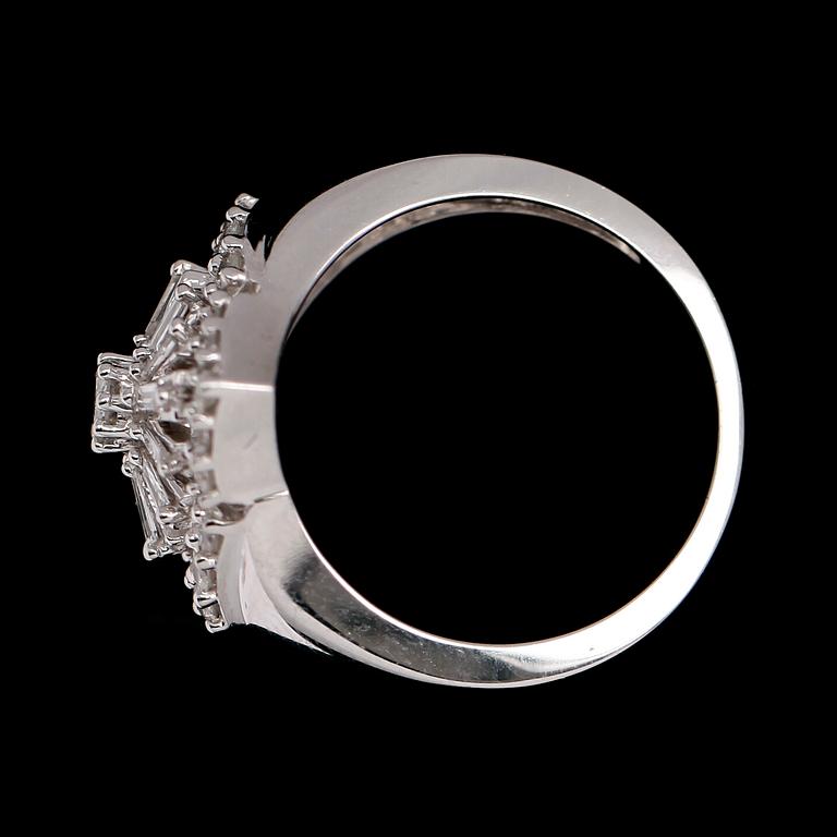RING, 10 k vitguld, briljant- och baguettslipade diamanter tot 0.65 ct.