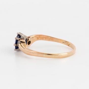 A synthetic sapphire and anntique cut diamond ring. Total carat weight of diamonds circa 0,10 ct.