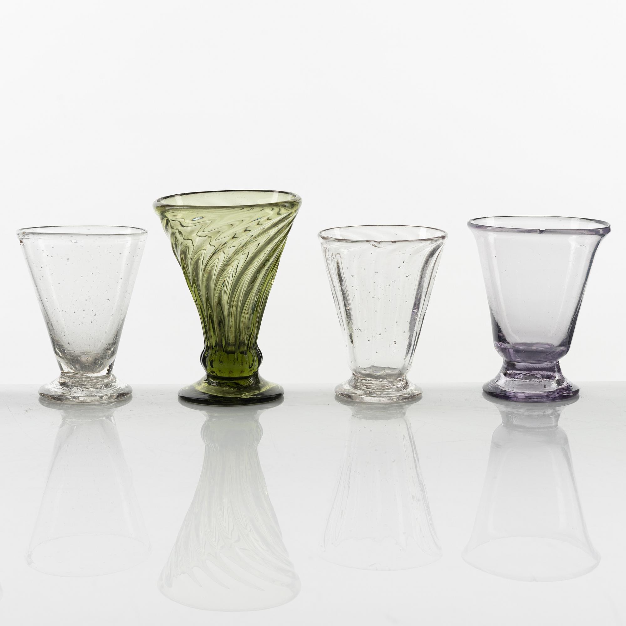 Snapsglas, 8 st, 1700- och 1800-tal.