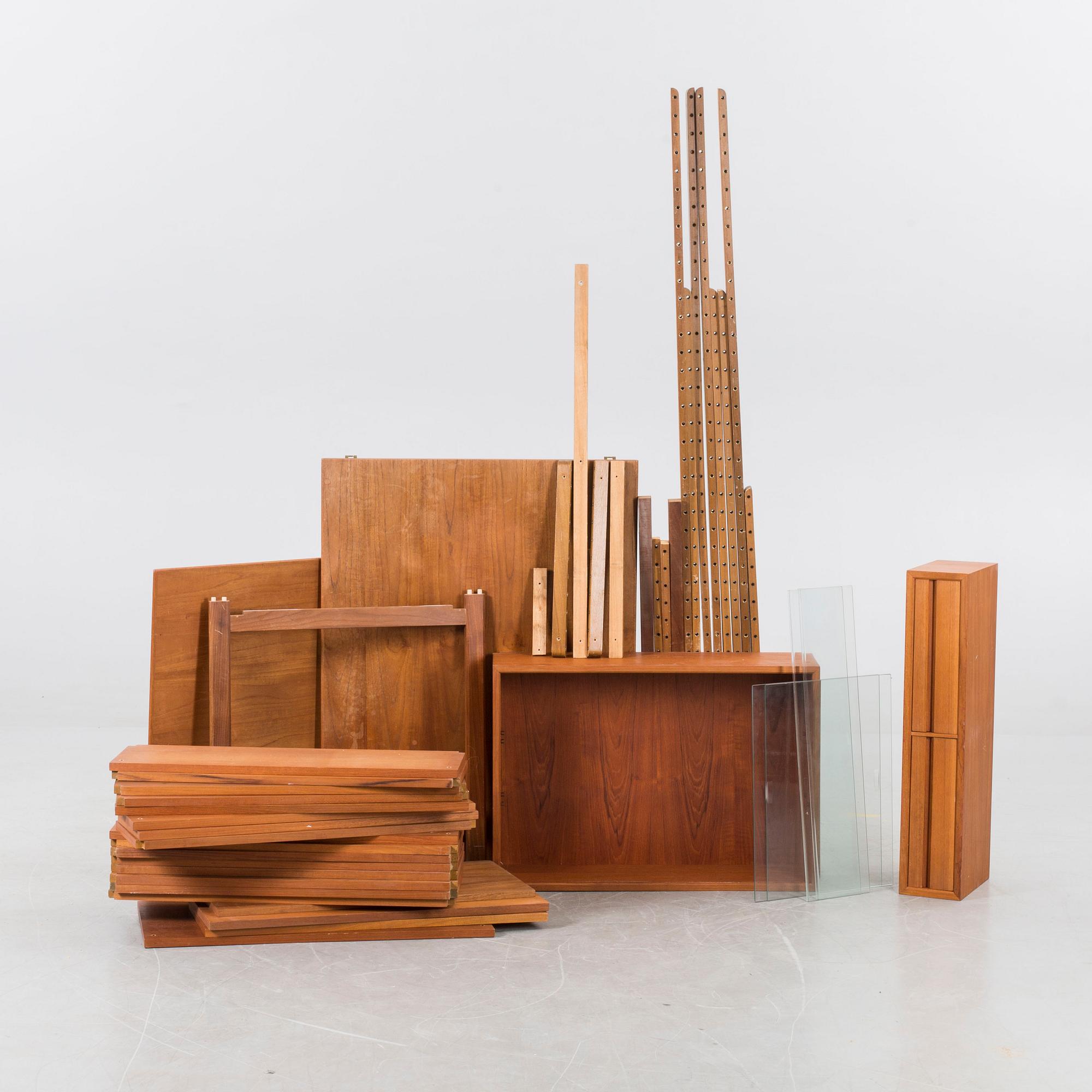 HYLLSYSTEM M SKRIVBORD och VITRIN. Danmark 1900-talets andra hälft.