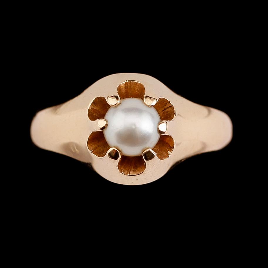RING, 18 k guld och odlad pärla 1951. Vikt ca 4 g.