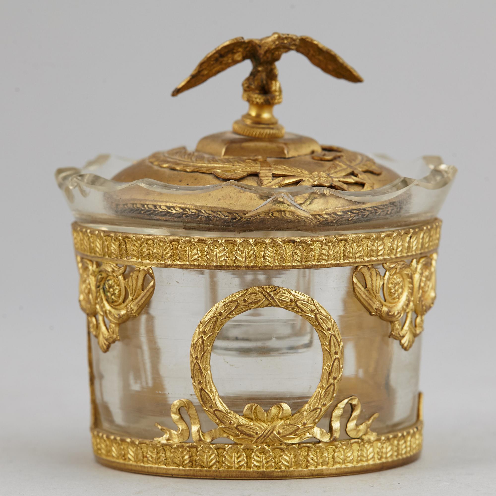 PRYDNADSFÖREMÅL, 4 st, 1800/1900-tal.