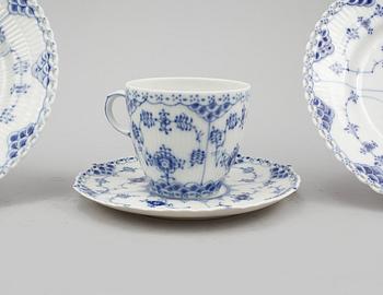 KAFFESERVIS, 28 delar, porslin, "Musselmalet", Royal Copenhagen, 1900-talets andra hälft.